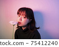 花在彩色光中的女人 75412240