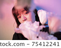 花在彩色光中的女人 75412241