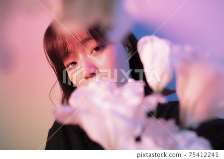 花在彩色光中的女人 花在彩色光中的女人 75412241