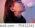 花在彩色光中的女人 75412242