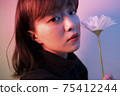花在彩色光中的女人 75412244