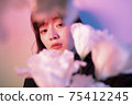 花在彩色光中的女人 75412245