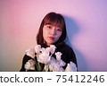花在彩色光中的女人 75412246