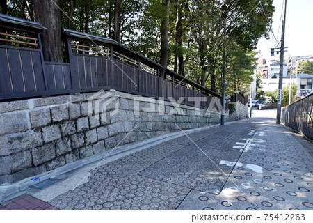 A slope town 75412263