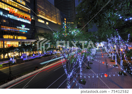 城市的聖誕節夜景裝飾和建築大樓 75412582