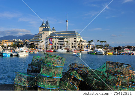 淡水漁人碼頭風光和建築物 75412831