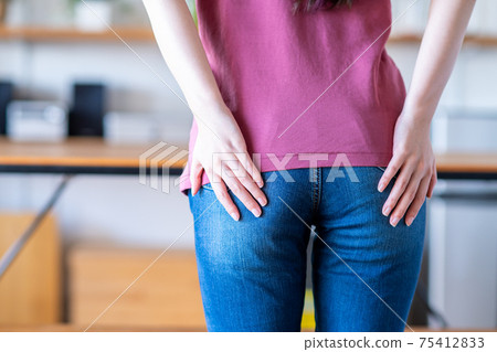 關心臀部的年輕女子 關心臀部的年輕女子 75412833
