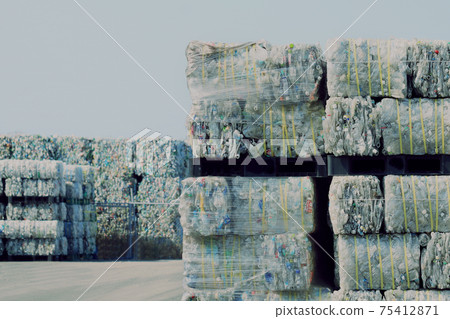 在回收設施中堆積的一堆PET瓶 75412871