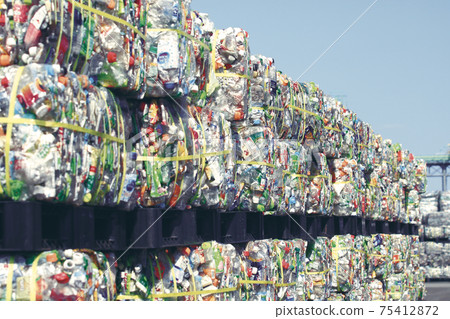在回收設施中堆積的一堆PET瓶 75412872