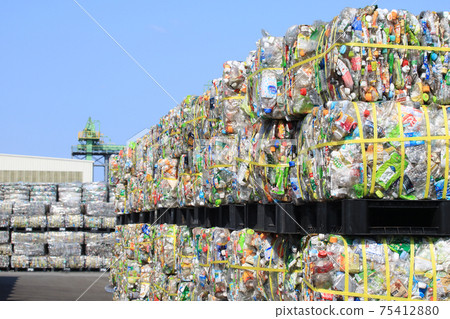 在回收設施中堆積的一堆PET瓶 在回收設施中堆積的一堆PET瓶 75412880