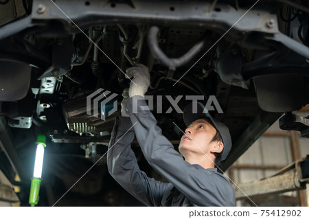 汽車修理工在工廠工作 75412902