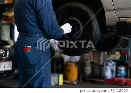 汽車修理工在工廠工作 75412903