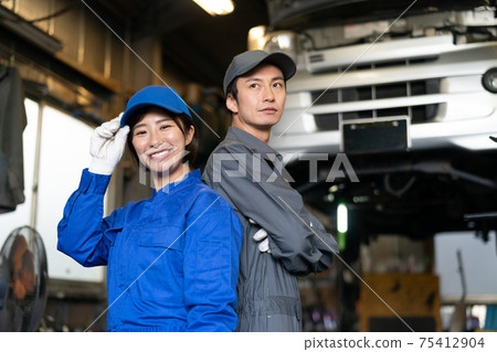 汽車修理工在工廠工作 75412904