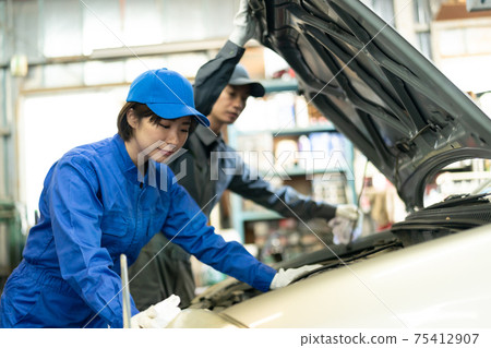 Auto mechanic working in a factory Auto mechanic working in a factory 75412907