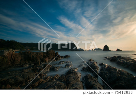 夏季山岸的日出[和歌山縣太地町] 75412933