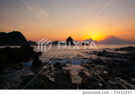 Sunrise from the summer mountain coast [Taiji, Wakayama Prefecture] 75412937