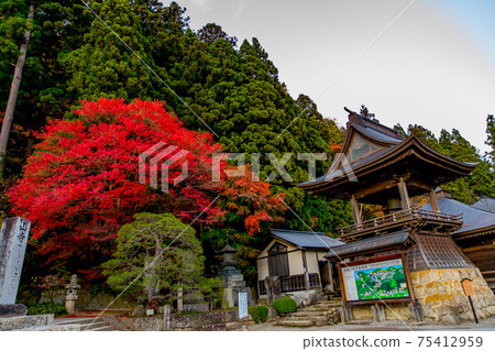 秋天的山寺 75412959
