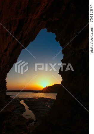 在白原海岸的海洞“鳥居洞”的日落 在白原海岸的海洞“鳥居洞”的日落 75412974