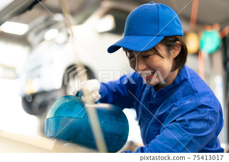 汽車修理工在工廠工作 75413017