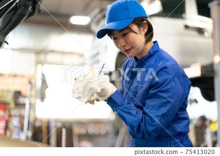 汽車修理工在工廠工作 汽車修理工在工廠工作 75413020
