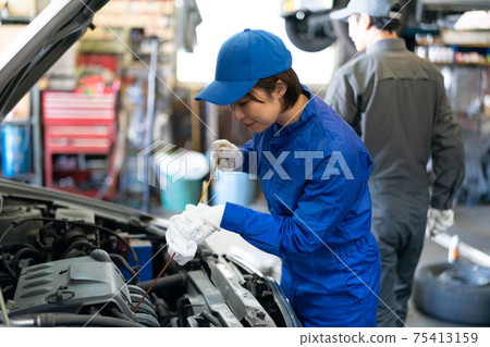 汽車修理工在工廠工作 75413159