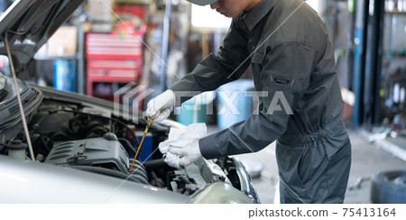 Auto mechanic working in a factory 75413164