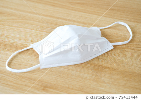 面具放在桌子上 面具放在桌子上 75413444