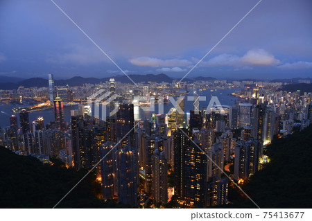 Scene of the victoria harbour in hong kong. Premiu 75413677