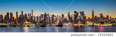 Great panorama of New York Manhattan at dawn Great panorama of New York Manhattan at dawn 75414065