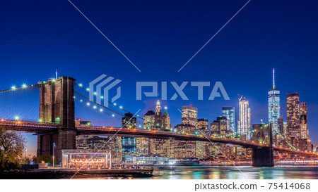 紐約曼哈頓摩天大樓和布魯克林大橋的夜景 75414068
