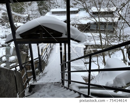 白雪皚皚的秘密溫泉之路 白雪皚皚的秘密溫泉之路 75414614
