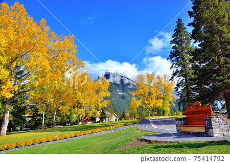 加拿大洛磯山脈芒德雷德 75414792