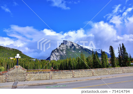 Canadian Rockies Mount Rundle 75414794