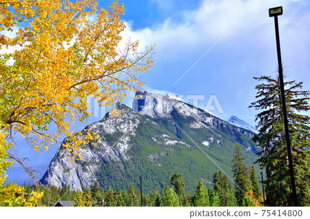 Canadian Rockies Mount Rundle 75414800