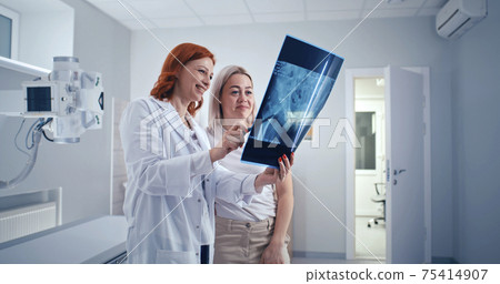 Doctor and patient discussing good X ray results 75414907
