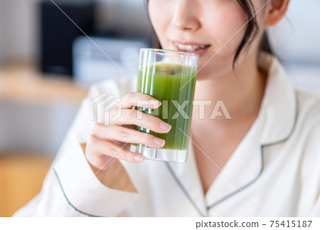 喝綠色汁液的一個少婦 75415187