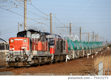 DD51 and DF200 double-headed tank freight trains on the Kansai Main Line 75415273
