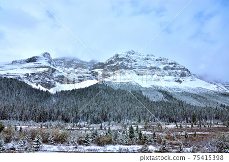 Canadian Rockies 75415398