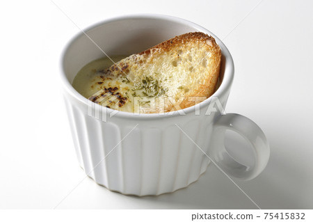 射擊在白色背景上的杯子吃的洋蔥焗烤湯 射擊在白色背景上的杯子吃的洋蔥焗烤湯 75415832