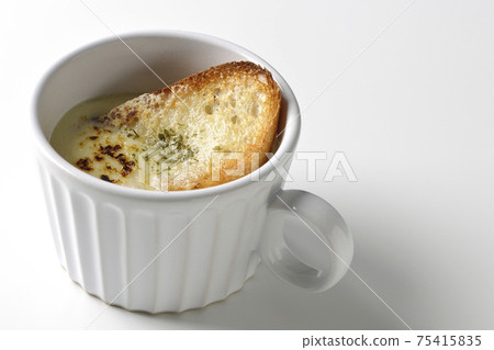 Shooting onion gratin soup to eat in a cup on a white background 75415835