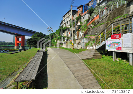 歷史聚落的建築和公園綠色草地 75415847