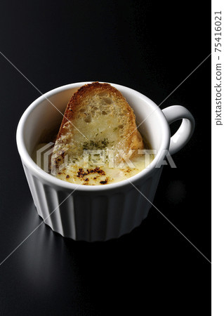 射擊在一個杯子的蔥焦乾酪湯吃在黑色背景上 75416021