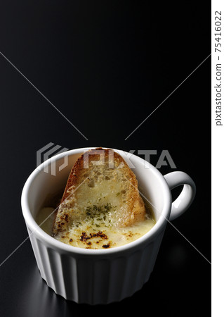 射擊在一個杯子的蔥焦乾酪湯吃在黑色背景上 射擊在一個杯子的蔥焦乾酪湯吃在黑色背景上 75416022