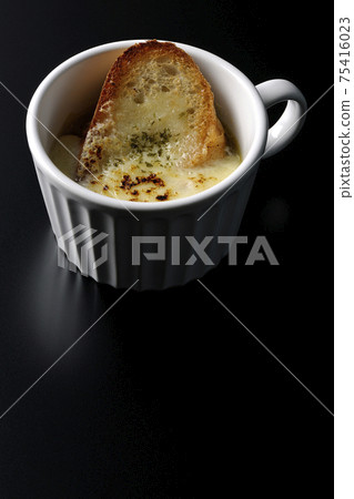 射擊在一個杯子的蔥焦乾酪湯吃在黑色背景上 射擊在一個杯子的蔥焦乾酪湯吃在黑色背景上 75416023