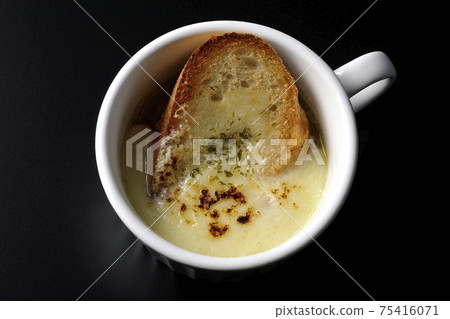 在黑色背景上的杯子裡吃的洋蔥焗烤湯(俯視圖) 在黑色背景上的杯子裡吃的洋蔥焗烤湯(俯視圖) 75416071