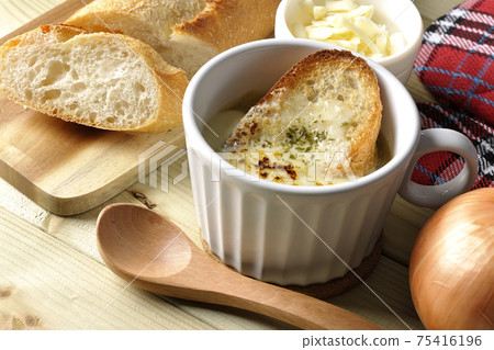 法式麵包，奶酪，湯匙，洋蔥，洋蔥焗湯周圍的手套 75416196