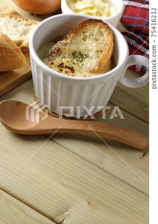 French bread, cheese, spoon, onion, mittens around onion gratin soup French bread, cheese, spoon, onion, mittens around onion gratin soup 75416212