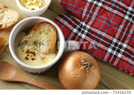 法式麵包，奶酪，湯匙，洋蔥，洋蔥焗烤湯周圍的手套（頂視圖） 75416270
