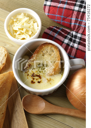 法式麵包,奶酪,湯匙,洋蔥,洋蔥焗烤湯周圍的手套(頂視圖) 法式麵包,奶酪,湯匙,洋蔥,洋蔥焗烤湯周圍的手套(頂視圖) 75416272