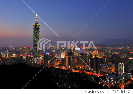 城市的黃昏夜景和市容 城市的黃昏夜景和市容 75416367